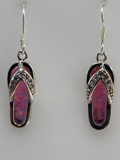 Aretes de plata con opalo de fuego rosa, par en ganchos de plata, sobre fondo blanco
