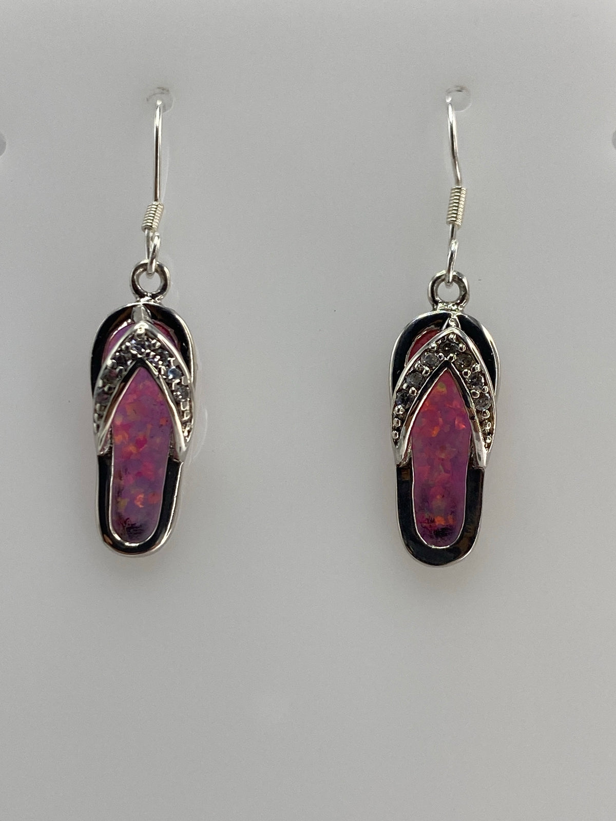 Detalle del opalo de fuego rosa engastado en plata 925 en un arete