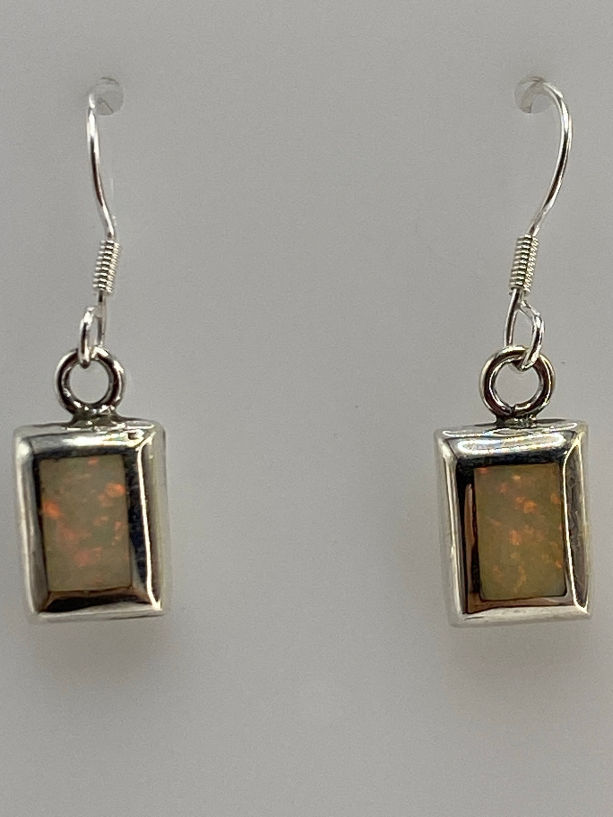 Par de aretes de plata 925 con ópalo de fuego engastado, colgando de gancho de plata