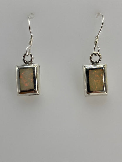 Ópalo de fuego multicolor (naranja, amarillo, rojo) engastado en marco de plata pulida