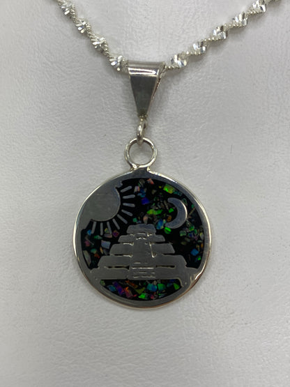 Dije de plata 925 con pirámide azteca, sol y luna, con ópalo de fuego multicolor en el fondo