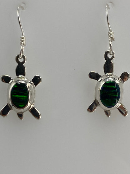Aretes de tortuga en plata sobre papel milimétrado, largo 2 cm, con hallmark 925