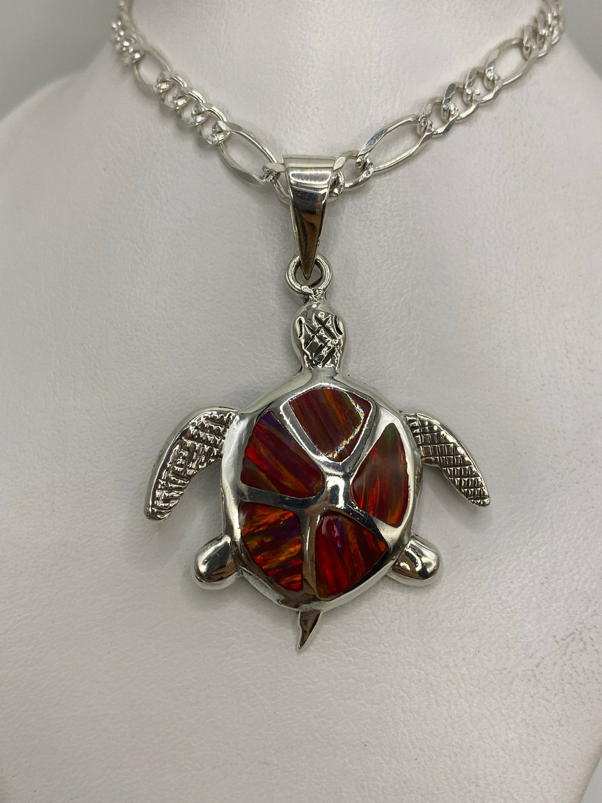 Detalle del ópalo de fuego en tonos rojos, amarillos y naranjas en el caparazón de la tortuga