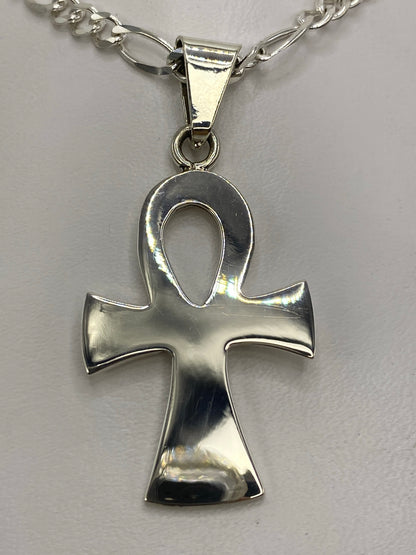 Detalle del ankh sobre escala métrica, 5.5 cm de largo