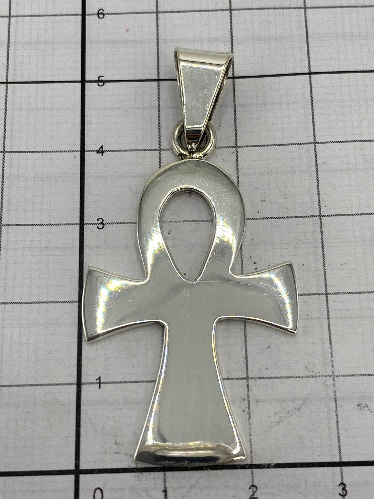 Dije ankh en plata 925 con Quinto, sobre fondo blanco