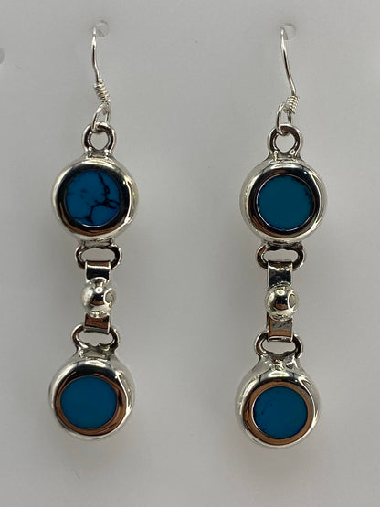 Par de aretes de plata con turquesa azul engastada, 4.9 cm de largo, sobre fondo blanco