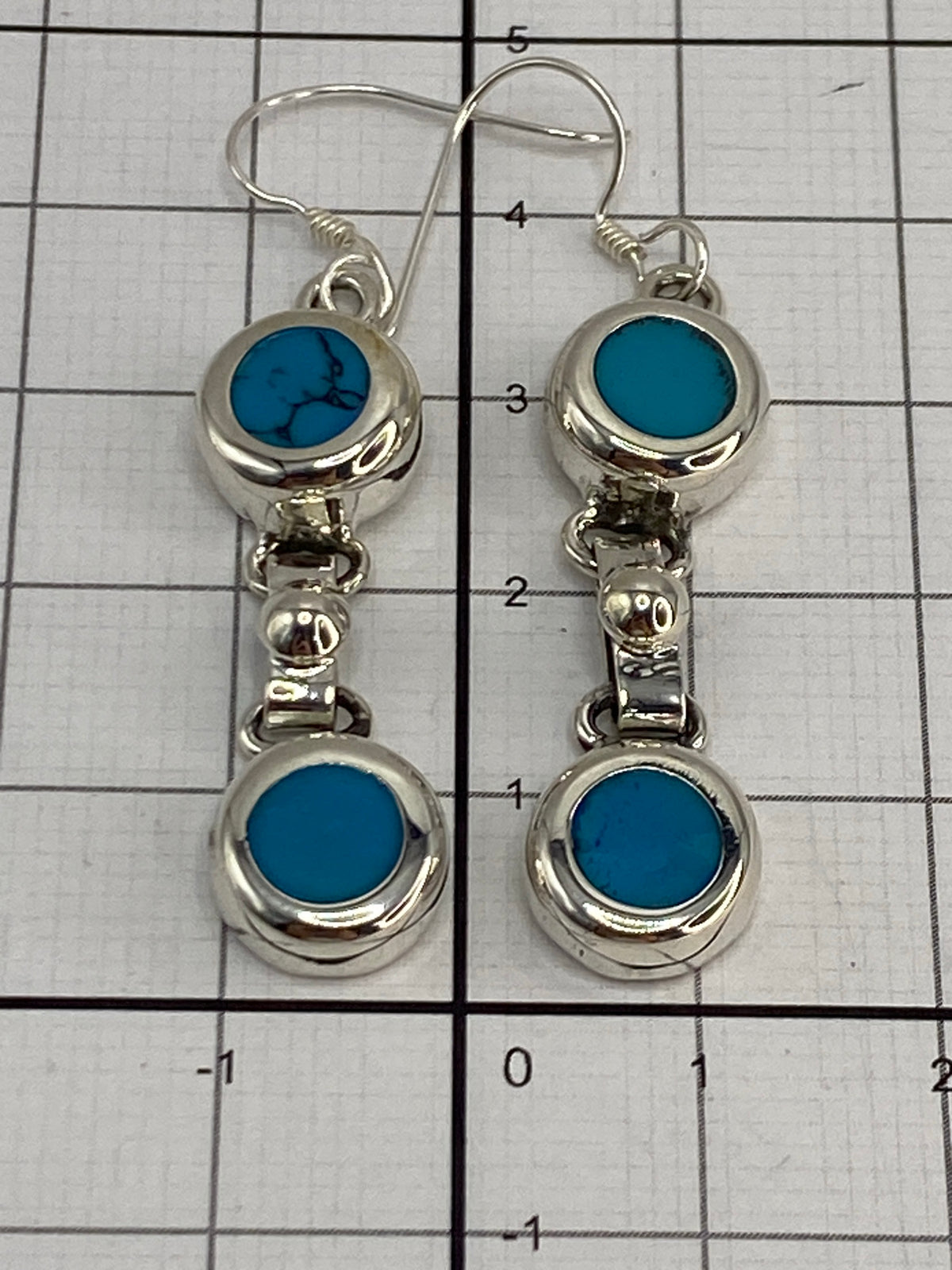 Aretes de turquesa azul con Quinto 925 visible en la parte inferior de cada pieza