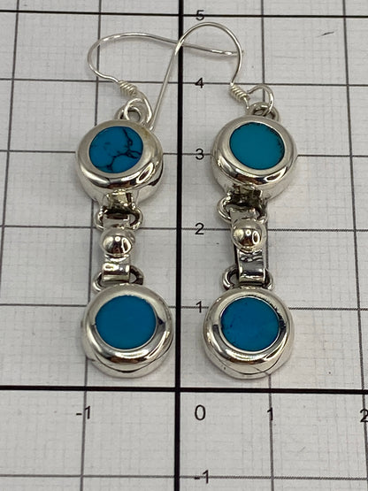 Aretes de turquesa azul con Quinto 925 visible en la parte inferior de cada pieza