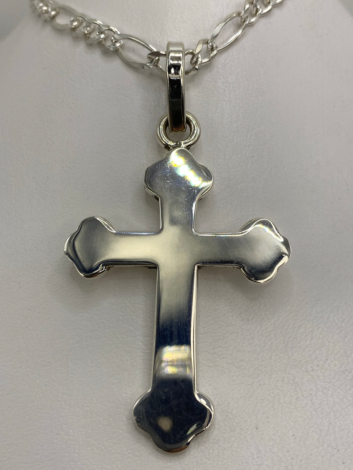 Dije de plata 925 en forma de cruz clásica, colgando de una cadena