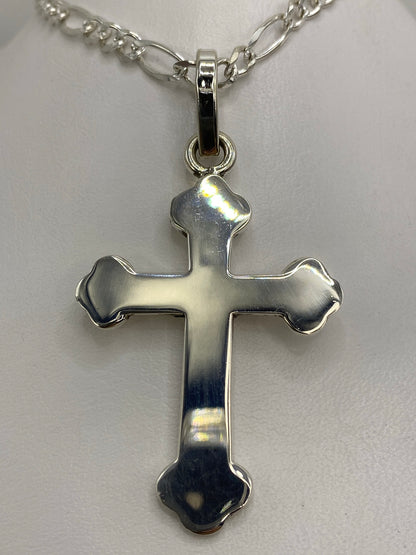 Dije de plata 925 en forma de cruz clásica, colgando de una cadena