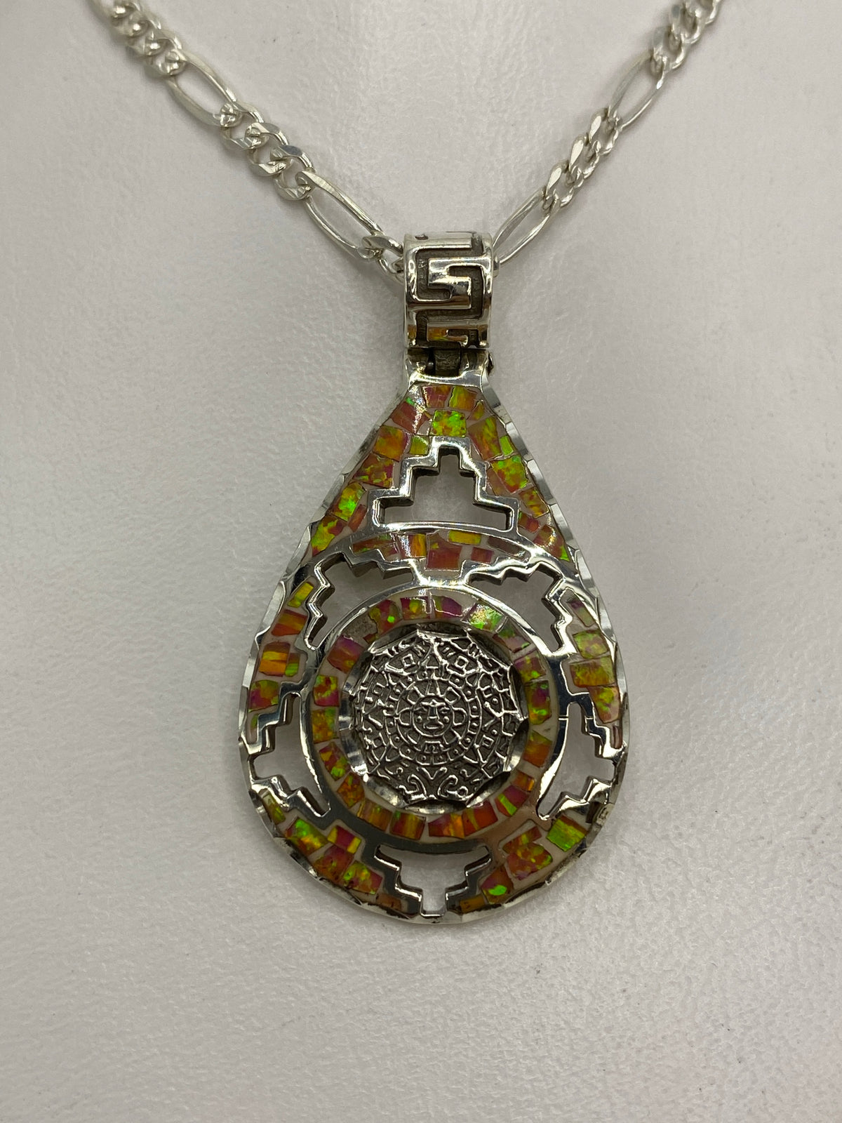 Dije prehispánico de plata 950 con ópalo de fuego multicolor en forma de gota