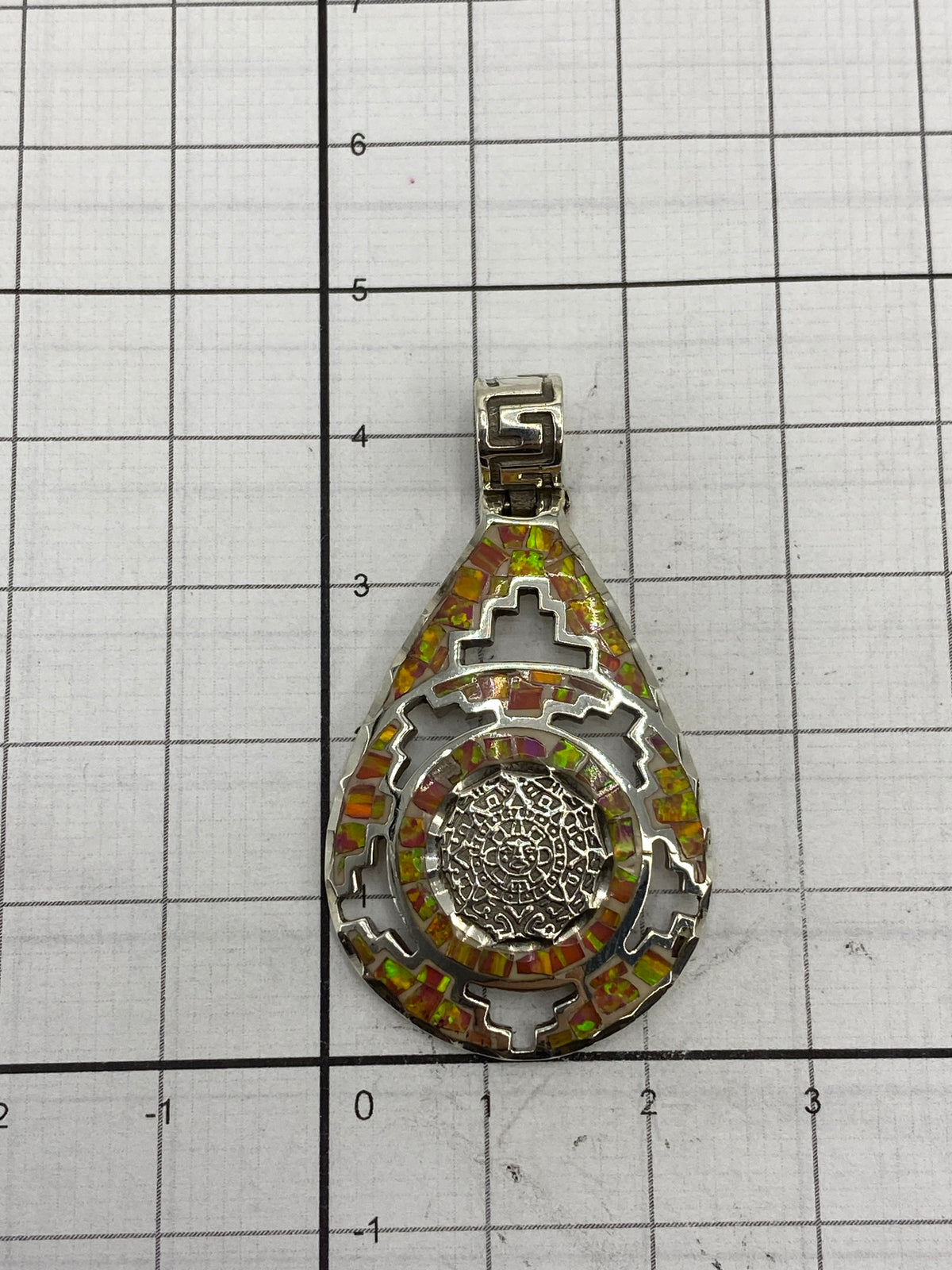 Dije sobre fondo blanco — ópalo de fuego multicolor con detalles de plata 950