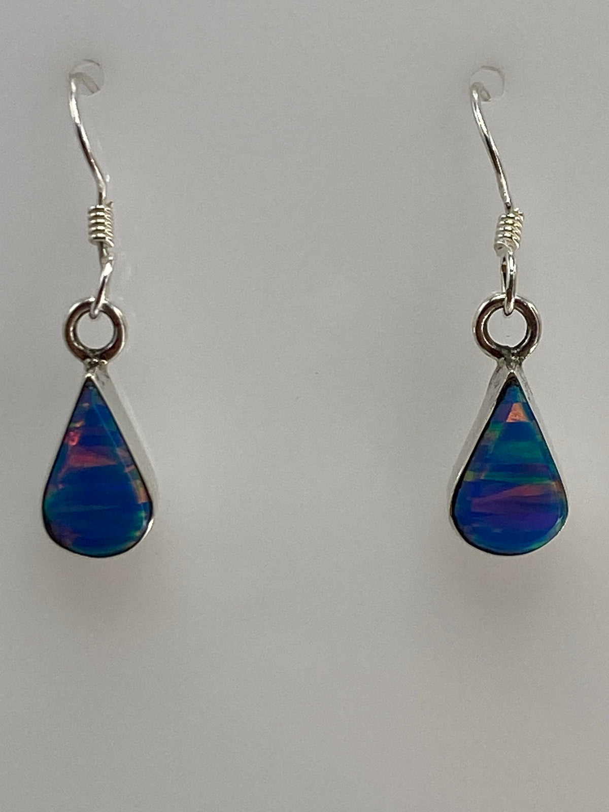 Par de aretes de plata con ópalo de fuego azul engastado a mano