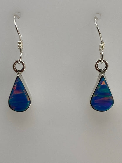 Par de aretes de plata con ópalo de fuego azul engastado a mano