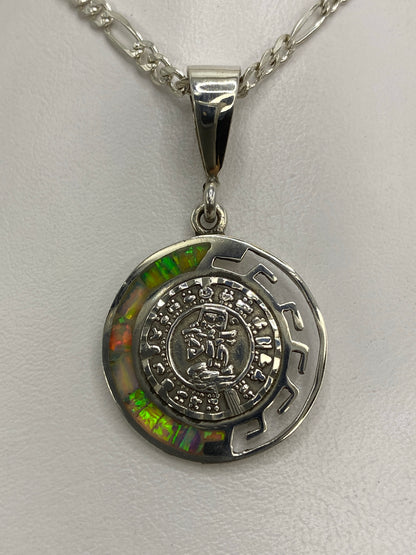 Dije de plata 950 con Calendario Azteca en relieve y ópalo de fuego amarillo colgando de cadena