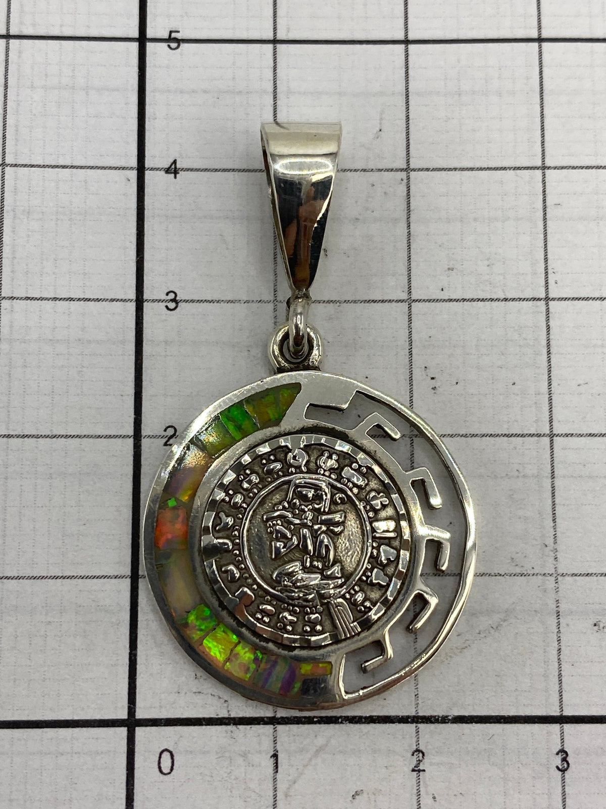 Dije sobre fondo blanco con marca Quinto 950 visible en el reverso