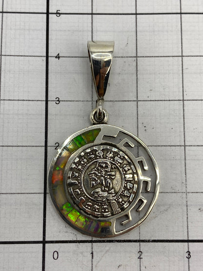 Dije sobre fondo blanco con marca Quinto 950 visible en el reverso