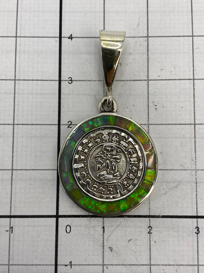 Reverso del dije con sello 950 y MEXICO grabado, sobre fondo blanco