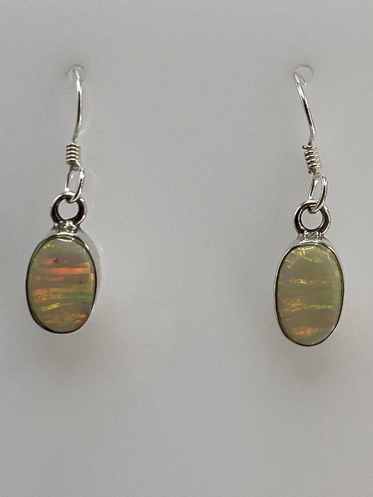 Par de aretes de plata con opalo de fuego multicolor engastado a mano