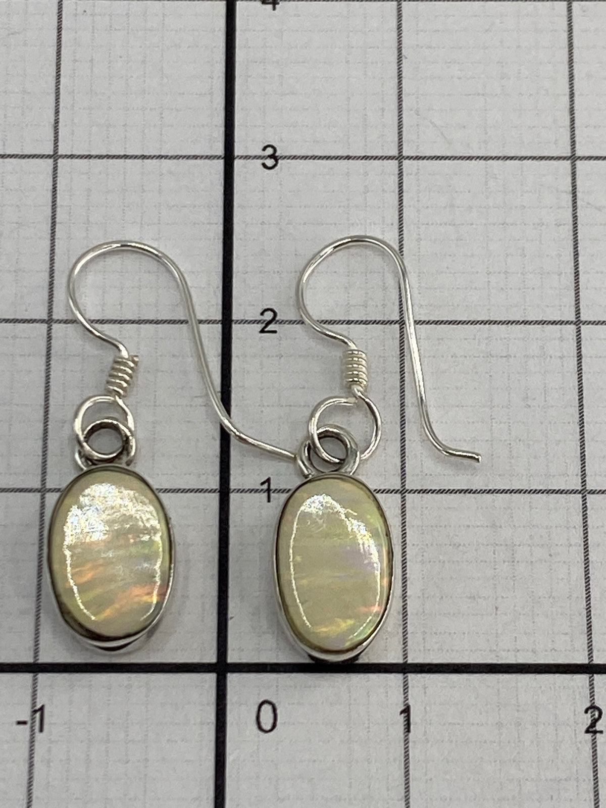 Aretes de opalo de fuego sobre fondo blanco mostrando el Quinto 950