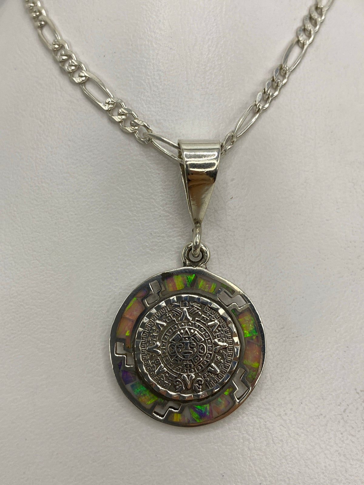 Detalle grabado del Calendario Azteca en relieve sobre plata pulida