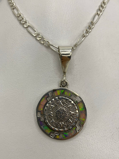 Detalle grabado del Calendario Azteca en relieve sobre plata pulida
