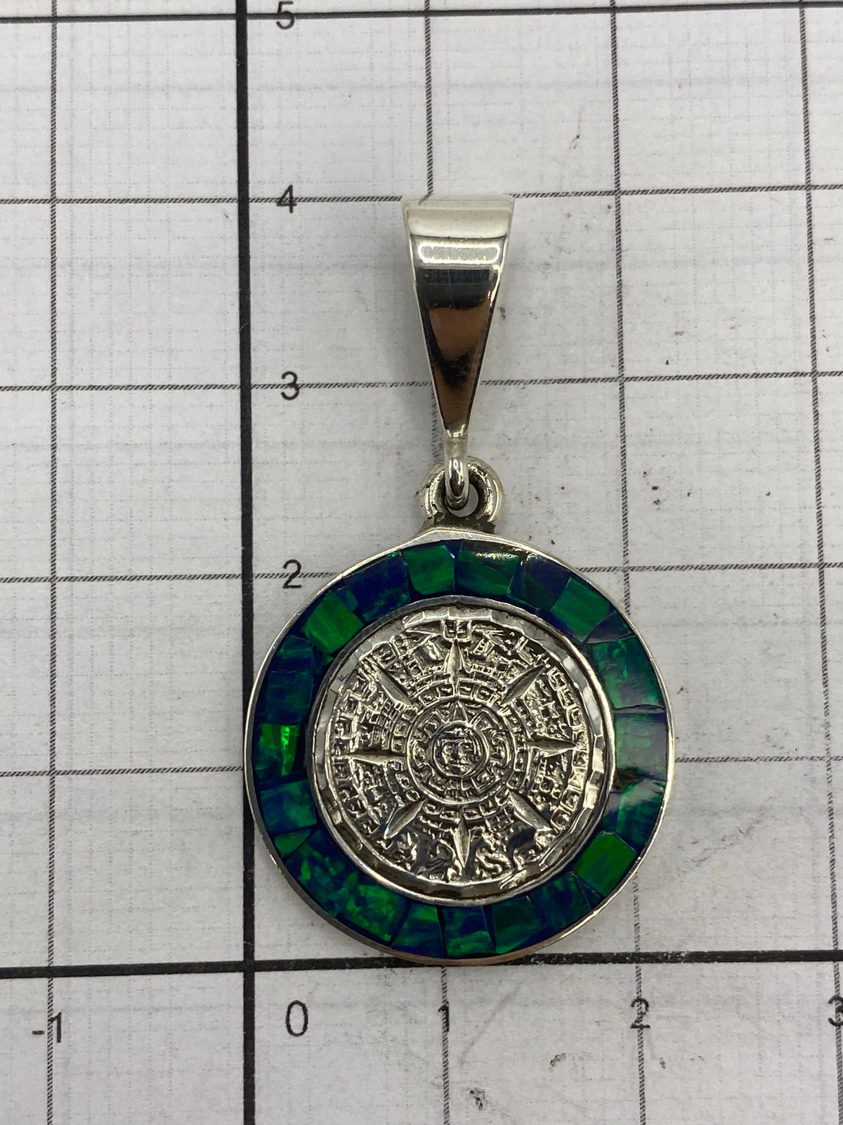 Calendario azteca en plata 950 de Taxco con reflejos del opalo azul