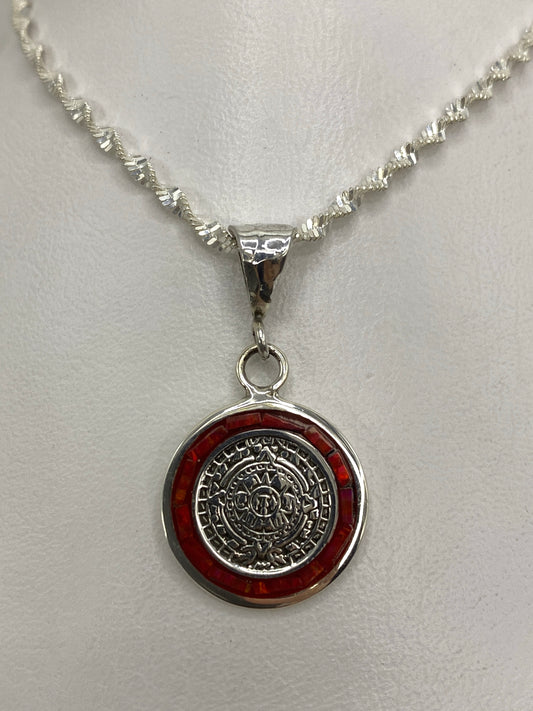 Dije de plata 925 con ópalo de fuego rojo y motivos del calendario azteca colgado de cadena trenzada