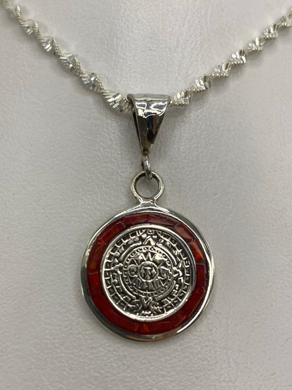 Detalle del ópalo de fuego rojo intenso enmarcado en plata, visto de cerca