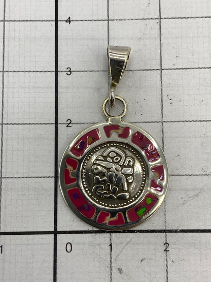 Reverso del dije con marca 925 de autenticidad y gancho de plata