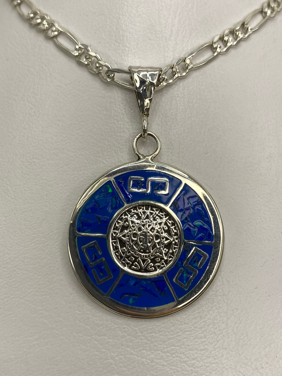 Dije de plata 925 con ópalo de fuego azul y símbolos prehispánicos, 4 cm