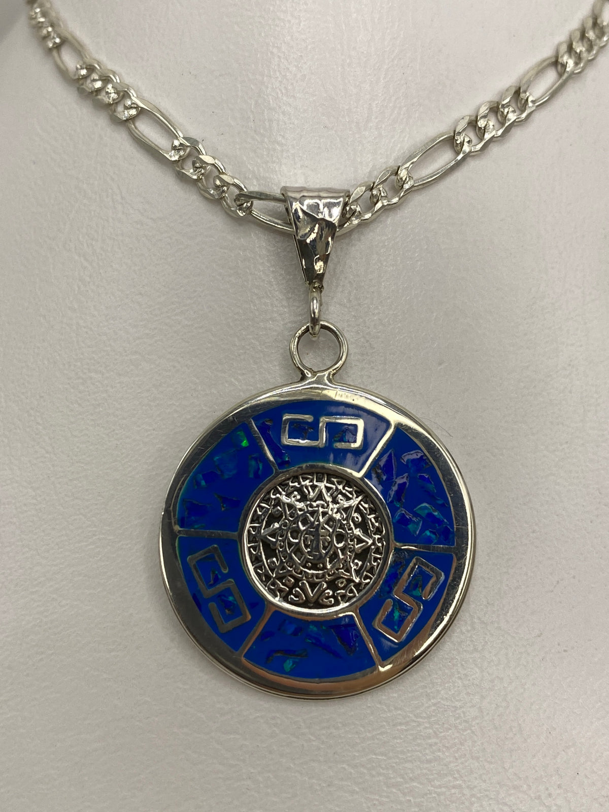 Detalle del ópalo de fuego natural incrustado en plata, tonos azules profundos