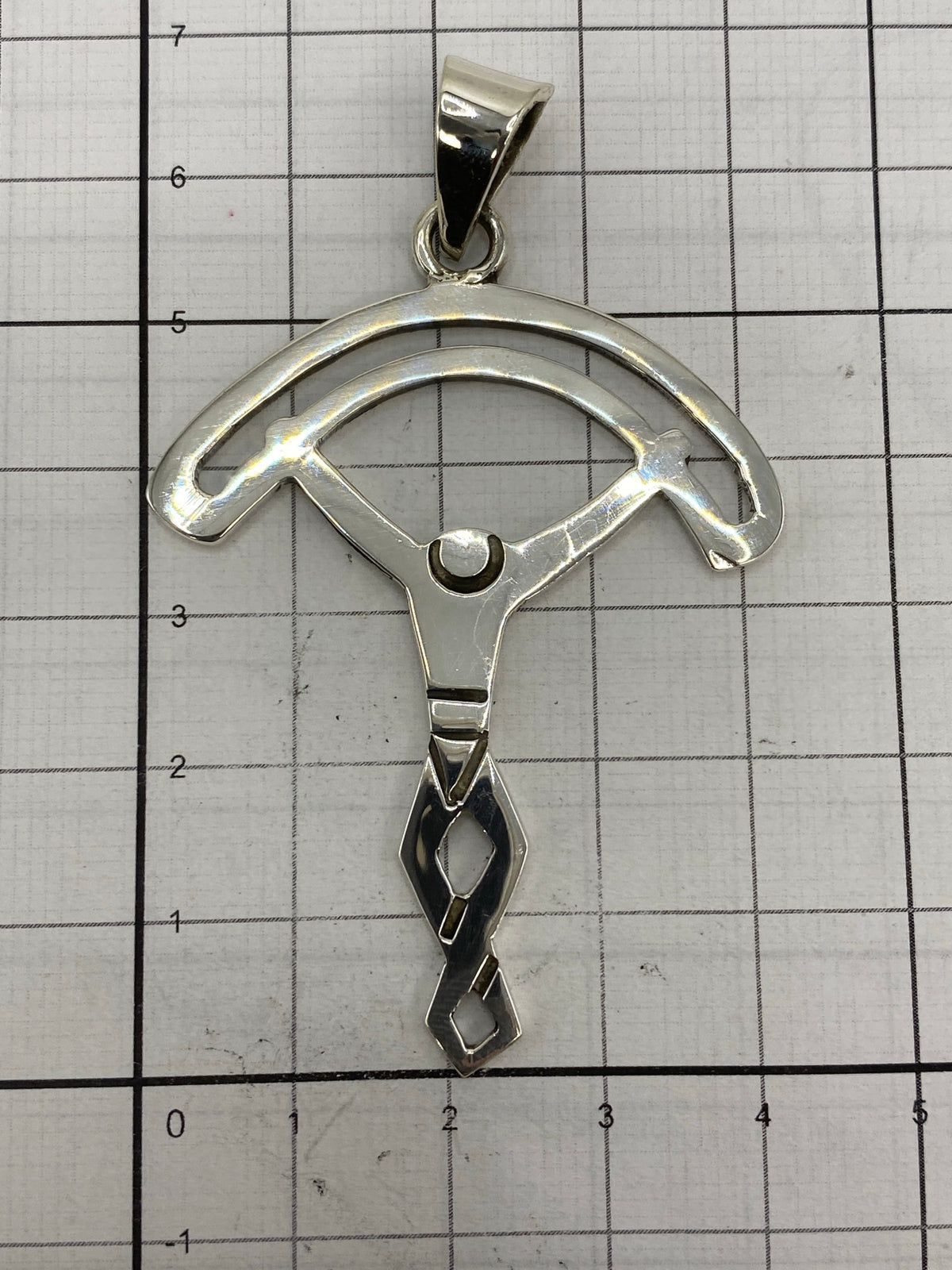 Dije sobre regla métrica confirmando las dimensiones de 6.7 × 4.2 cm