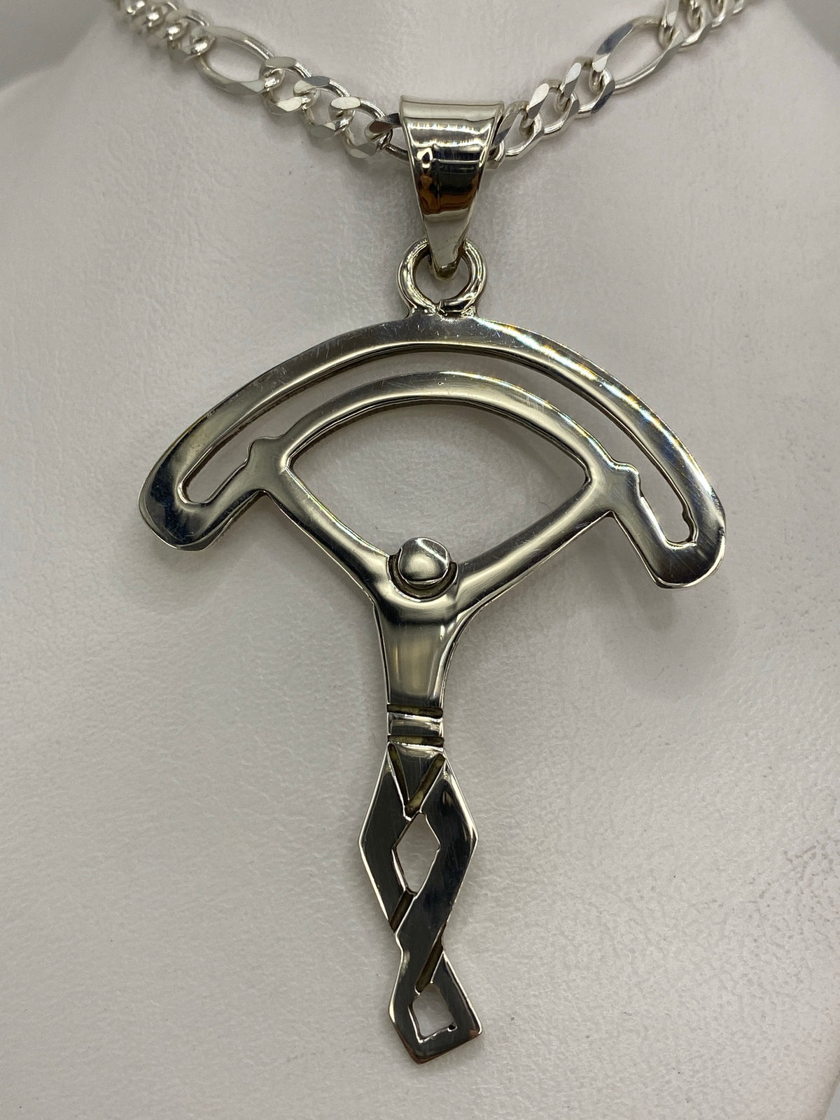 Dije de plata 925 en calado geométrico, 6.7 cm de largo, sobre cadena plateada