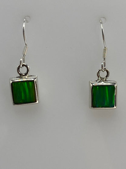 Aretes de plata 925 con ópalo de fuego verde, par completo sobre fondo gris