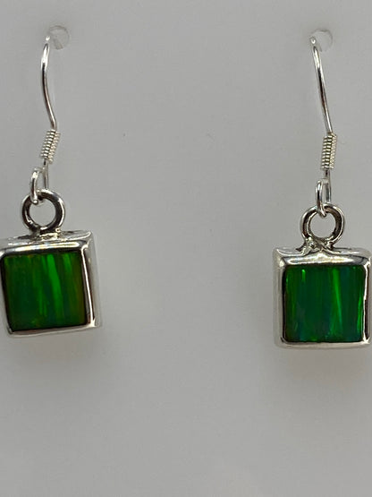 Vista lateral del par de aretes en plata con postes y tuercas de seguridad