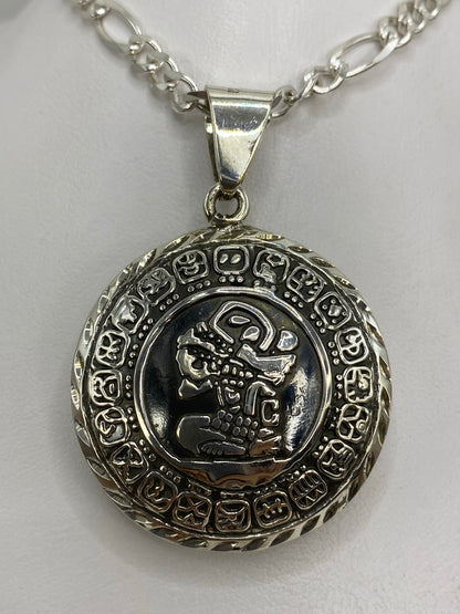 Reverso del dije prehispánico — guerrero de perfil grabado en plata 925