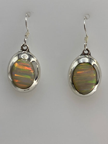 Aretes de plata con ópalo de fuego multicolor en fondos grises