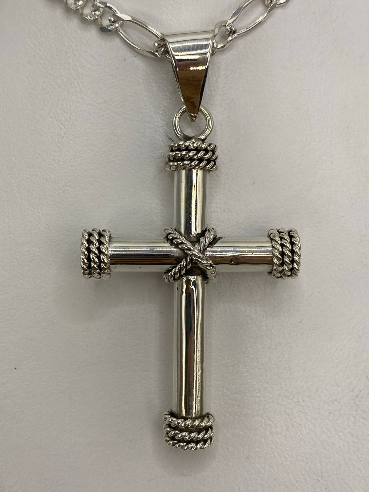 Dije cruz de plata 925 con bandas trenzadas en la intersección, vista frontal clara