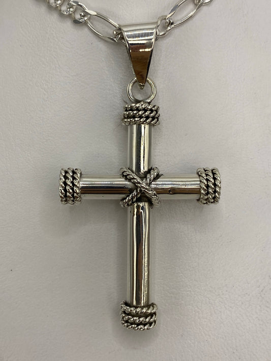 Dije cruz de plata 925 con bandas trenzadas en la intersección, vista frontal clara