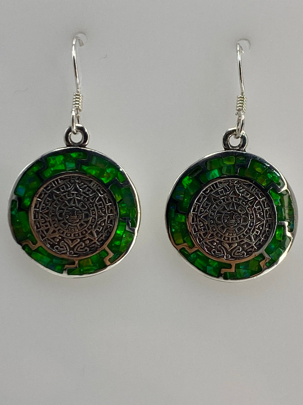 Par de aretes de plata 950 con Calendario Azteca y Ópalo de Fuego verde, colgando en forma de par