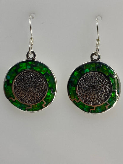 Par de aretes de plata 950 con Calendario Azteca y Ópalo de Fuego verde, colgando en forma de par