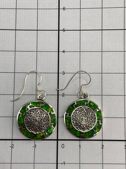 Aretes colocados sobre fondo gris mostrando el tamaño de 3 cm y el brillo del Ópalo de Fuego