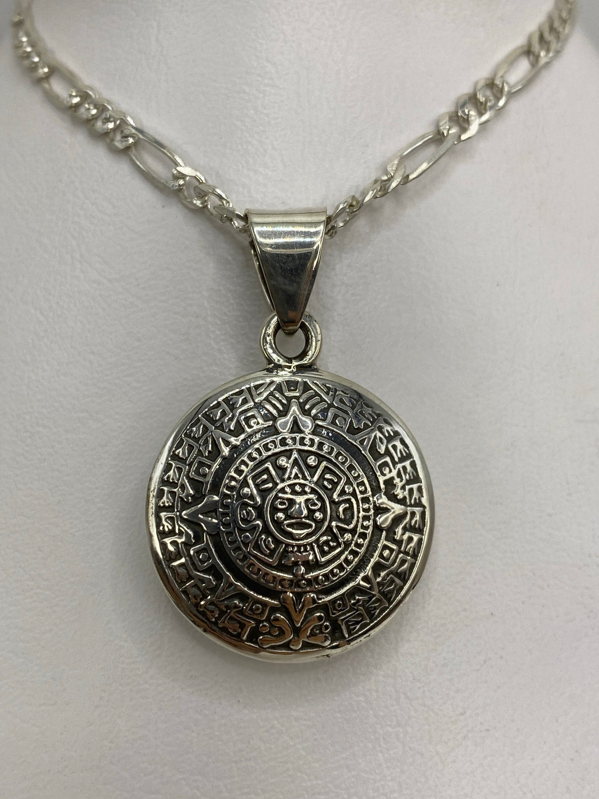 Dije Calendario Azteca en plata 925 de Taxco, mostrando la rueda del tiempo mexica con grabado detallado