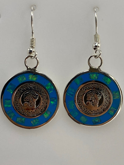 Aretes de plata con ópalo de fuego azul engastados a mano, vistos de frente mostrando el color azul profundo