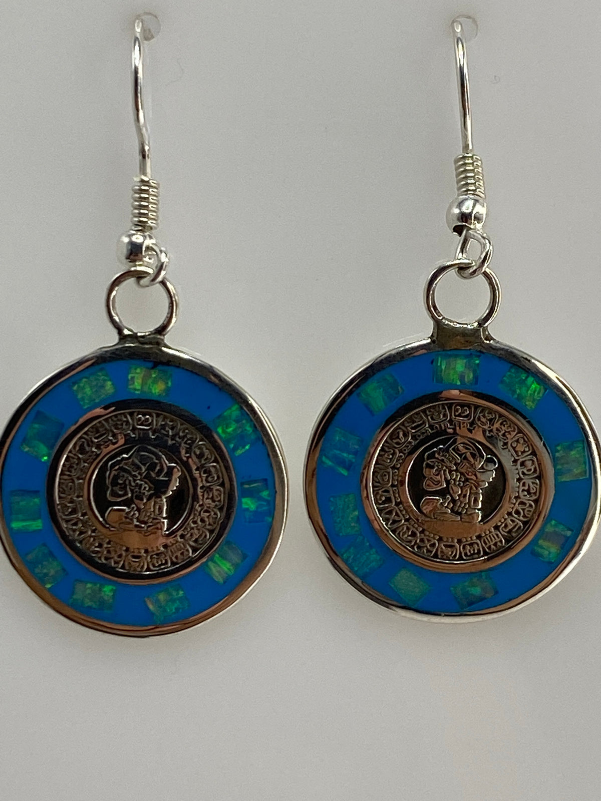 Los dos aretes juntos en la mano, midiendo 4 cm de largo cada uno