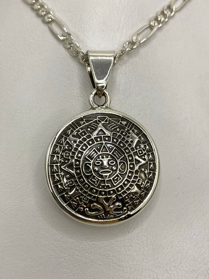 Dije de plata 925 con diseño del Calendario Azteca, grabado con símbolos prehispánicos, sobre cadena figaro