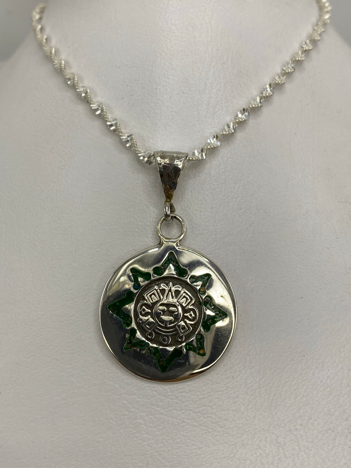 Dije de plata 925 con sol azteca prehispánico y ópalo de fuego verde, colgado en cadena plateada