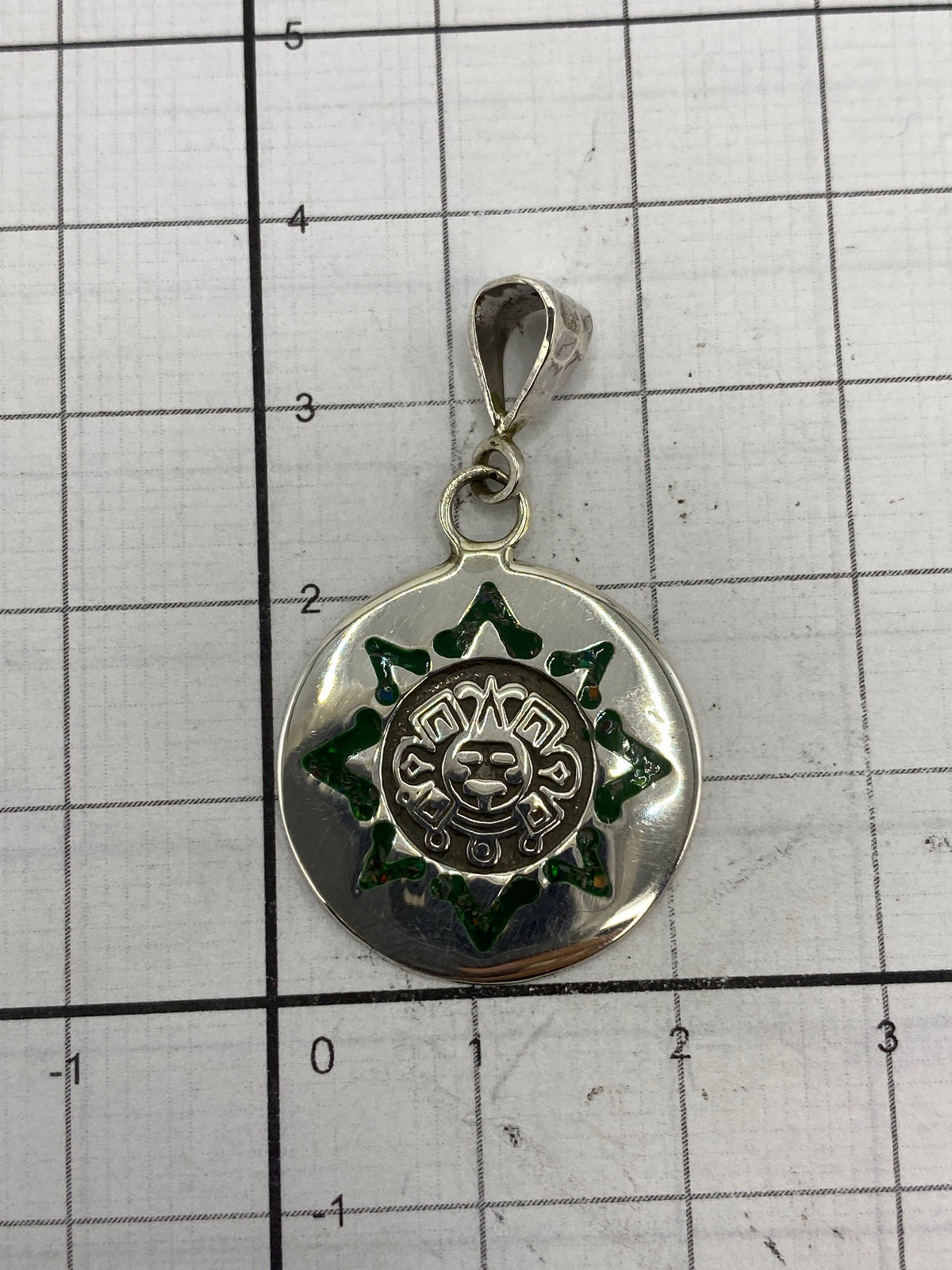 Dije de 3.6 cm sobre regla milimétrica para escala de tamaño