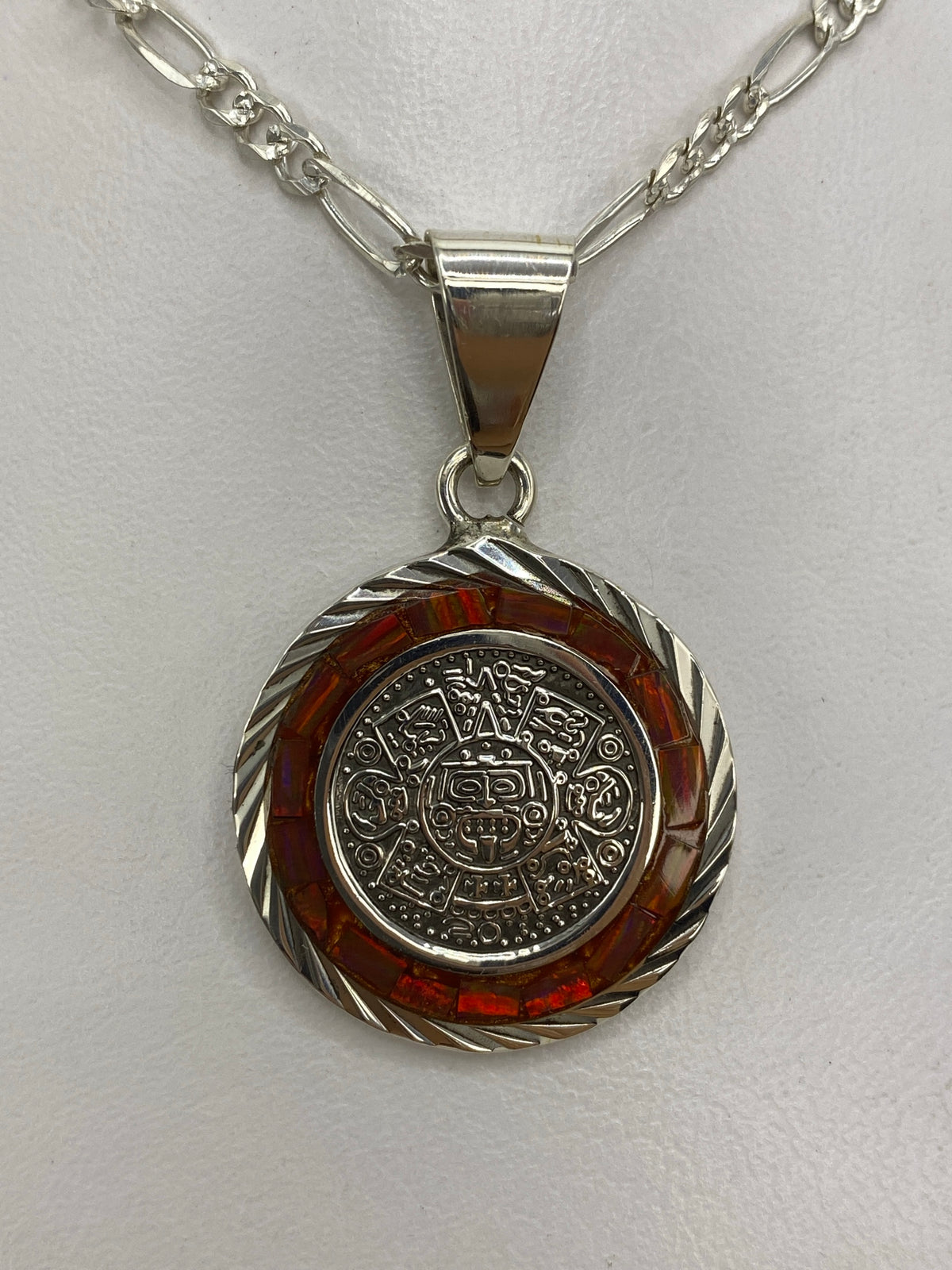 Dije de plata 950 con motivo Piedra del Sol azteca y ópalo de fuego rojo anaranjado